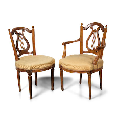 Suite de huit fauteuils et huit chaises en hêtre naturel, début du XIXe siècleAn early 19th century ensemble of eight armchairs and eight chairs in beech