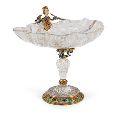 Rare coupe en cristal de roche taillé et gravé, monture en or jaune partiellement émaillé, XIXe siècle et antérieurA rare carved and engraved rock crystal coupe, mounted in yellow gold partially enamelled, 19th century and earlier