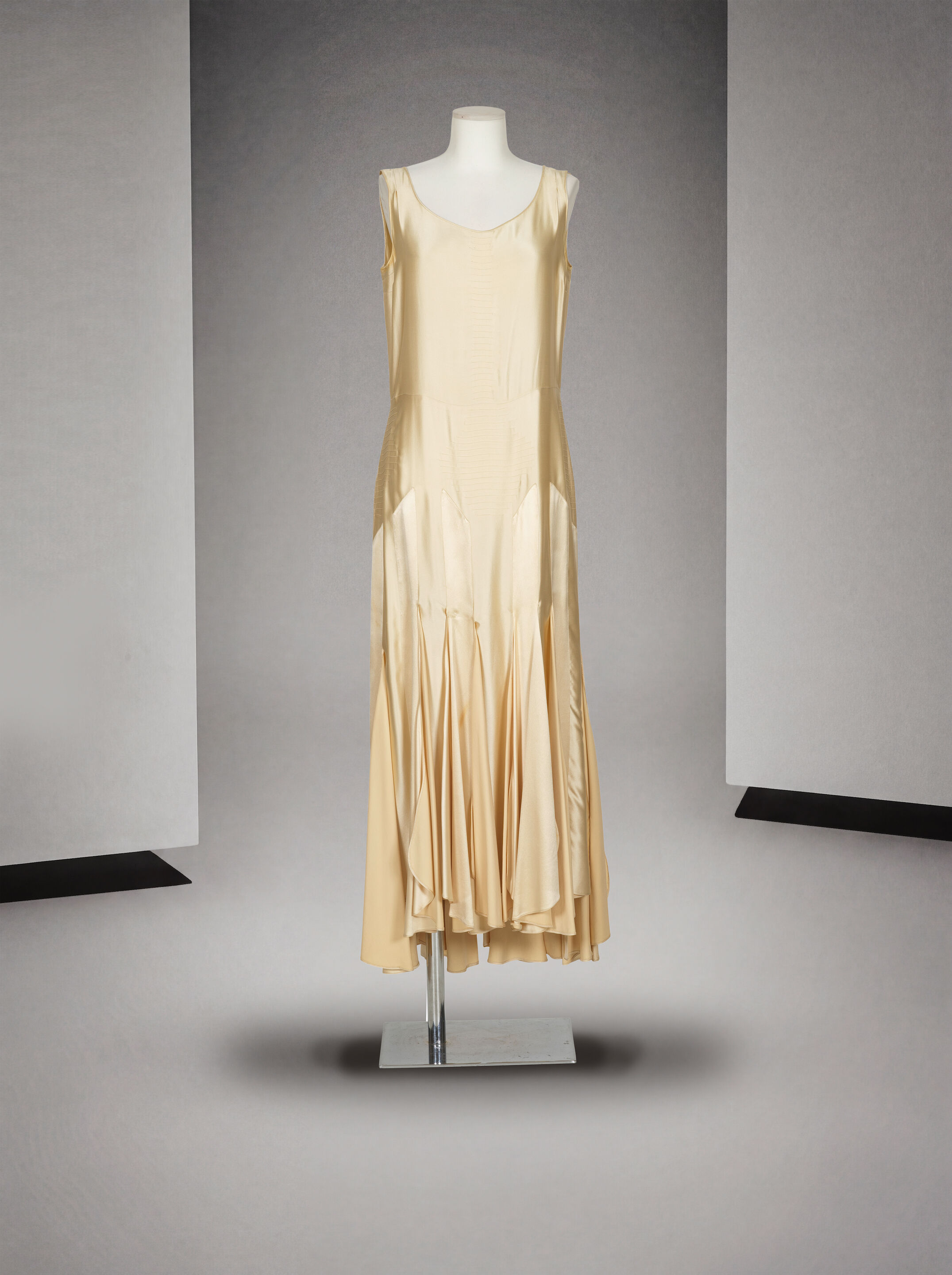 Chanel attribué à, collection Haute Couture, circa 1930. Robe du soir en satin de soie ivoire. Attributed to Chanel, Haute Couture collection, circa 1930. Evening dress in ivory silk satin.