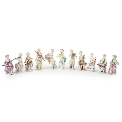 Rare suite de onze figures de musiciennes en porcelaine de Meissen, vers 1755 A rare set of eleven Meissen figures of female musicians, circa 1755