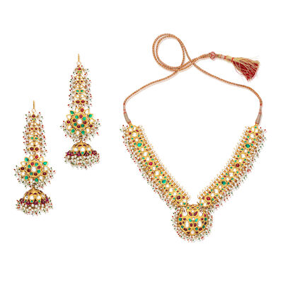 A gem-set repoussé gold necklace and earrings India, 20th Century(3)