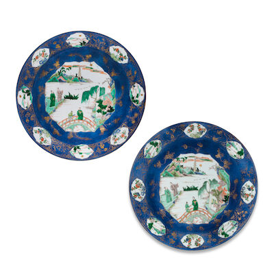A PAIR OF LARGE POWDER-BLUE-GROUND FAMILLE VERTE FIGURAL DISHES Kangxi (4)