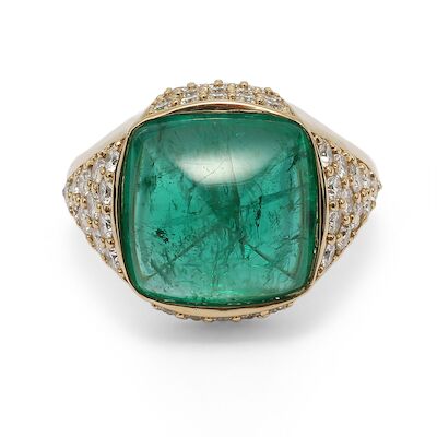 An emerald and diamond ring set with an emerald weighing app. 5.00 ct, mounted in 18k gold. Size 52.