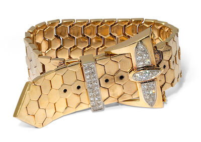 A diamond bracelet in the shape of a belt buckle, mounted in 18k gold. Weight app. 75 g. L. 16-20.5 cm.