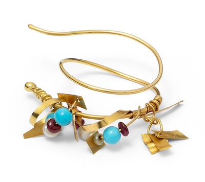Irene Griegst: An ear pendant set with keshi pearls, turquoise and ruby beads, mounted in 18k gold. L. app. 3 cm.