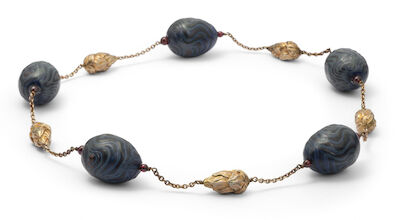 Arje Griegst: A necklace set with oval porcelain eggs and garnets, mounted in gilded sterling silver. L. 70 cm