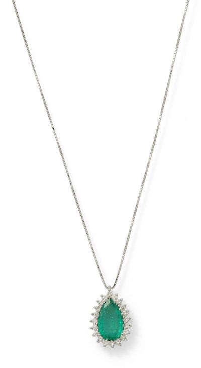 An emerald- and diamond necklace set with an emerald and diamonds, mounted in 18k white gold. L. 42 cm.