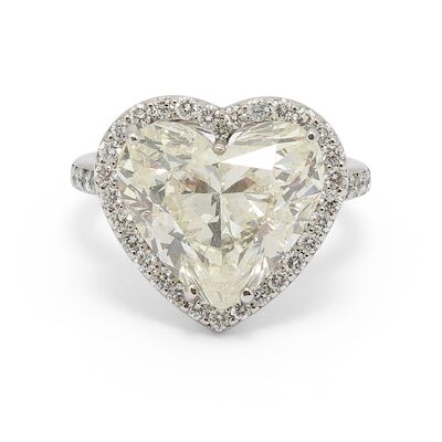 A diamond ring of 18k white gold set with a heart-shaped diamond weighing app. 8.50 ct. Size 50.