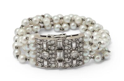 A four-strand pearl bracelet set with cultured pearls and a diamond clasp of 18k white gold. L. 17.9 cm.