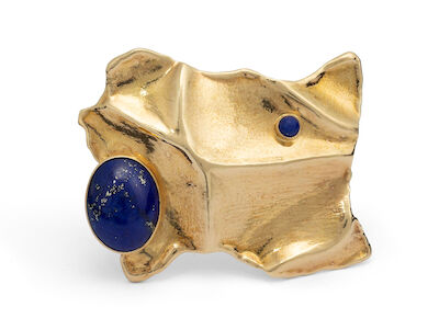 John Rørvig: A lapis lazuli brooch set with polished lapis lazuli, mounted in 14k gold. App. 4.5 x 5.3 cm.
