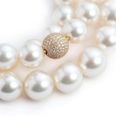 Schoeffel: A South Sea pearl necklace set with South Sea pearls and a diamond clasp of 18k gold. L. 88 cm.