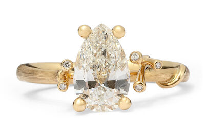 Charlotte Lynggaard: A "Nature" diamond ring of 18k gold with a pear-shaped diamond weighing app. 2.01 ct. Size 55.