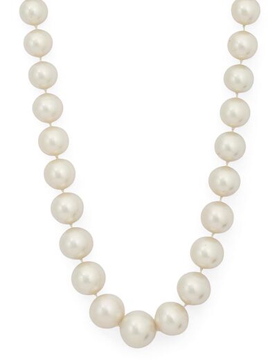 A graduated pearl necklace set with numerous South Sea cultured pearls and a clasp of gilded metal. L. 54 cm.