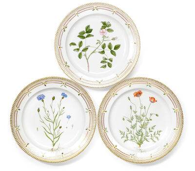 "Flora Danica" Three round porcelain dishes, decorated in colours and gold. 3524. Diam. 33.5 cm. (3)