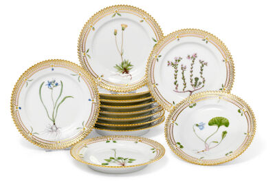 "Flora Danica" 12 porcelain side plates, decorated in colours and gold with flowers. 3552. Royal Copenhagen. Diam. 14.5 cm. (12)
