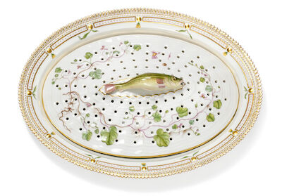 "Flora Danica" porcelain fish strainer and oval serving dish. 3522 and 3519. Royal Copenhagen L. 36 og 44 cm. (2)