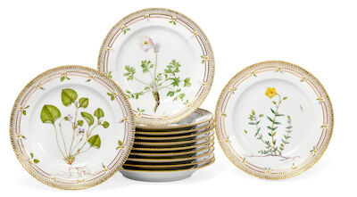 "Flora Danica" 12 plates of porcelain, decorated in colours and gold with flowers. 3549. Royal Copenhagen. Diam. 25.5 cm. (12)