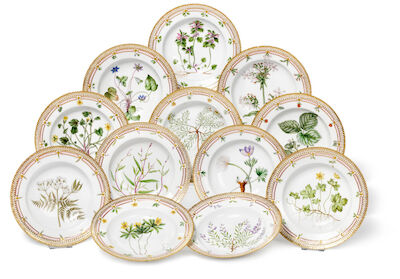"Flora Danica" 12 deep porcelain plates, decorated in colours and gold with flowers. Royal Copenhagen. 1870-1890. Diam. 24,5 cm. (12)