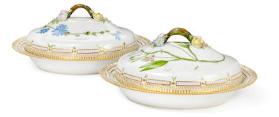 "Flora Danica" a pair of oval porcelain covered dishes. 3567. Royal Copenhagen. L. 39 cm. (2)