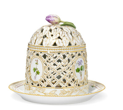 "Flora Danica"porcelain ice dome with dish. 3538. Royal Copenhagen. H. total 27 cm.