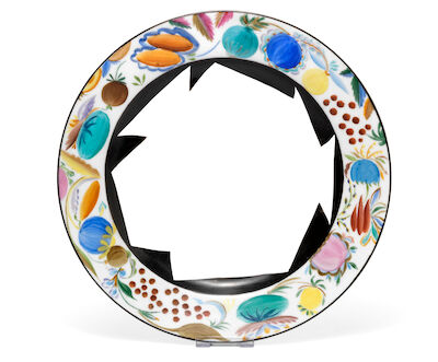 The State Porcelain Factory: A Soviet Porcelain plate, decorated in colors. 1920. Diam. 23.5 cm.