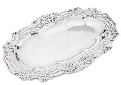 A. Michelsen: A Danish Arts and Craft silver dish. Copenhagen 1904. Weight 1,656 g. L. 56 cm. W. 38 cm.