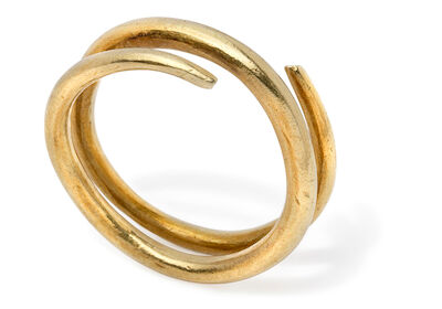 The King's present: A snake gold finger ring, twisted in two sections. Family note included. (3)