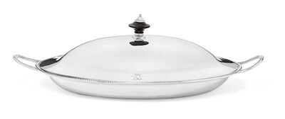 John Scofield: An English sterling silver covered dish. London 1787-1788. Weight 1,160 g. H. 13 cm. L. 41 cm. (2)
