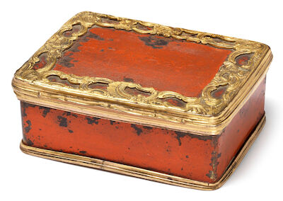 Parisian workshop, c. 1850: A French Rococo Revival tôle painte tabatiere with gilded copper. H. 3.2 cm. L. 8 cm.