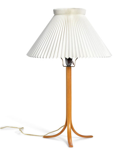 Philip Arctander, Hans Henning Hansen: Walnut table lamp with three curved legs. H. 67 cm. Walnut table lamp with three curved legs. Acrylic pleated shade. Manufactured by Tutein & Hersaa, 1940s. H. 67 cm.