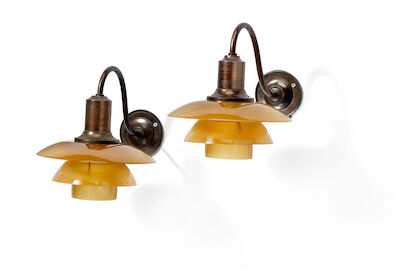Poul Henningsen: "PH-2/2". A pair of browned brass wall lamps. "PH-2/2". A pair of browned brass wall lamps. Shade fitting marked "Patented" and "PH-2". Amber coloured glass shades. Manufactured by Louis Poulsen, 1930s. (2)