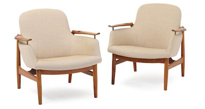 Finn Juhl: "FJ 53". A pair of nutwood easy chairs with "floating" armrests with brass fittings. Upholstered with beige wool. (2) "FJ 53". A pair of nutwood easy chairs with "floating" armrests with brass fittings. Sides, seat and back upholstered with beige wool. Designed 1953. Made 1950-60s by cabi