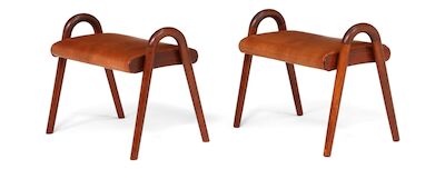 Vilhelm Lauritzen: A pair of teak stools with curved frame. Seat upholstered with brown Niger leather. Designed approx. 1940. (2) A pair of teak stools with curved frame. Seat upholstered with brown Niger leather. Designed approx. 1940. These examples manufactured approx. 1940-1950s by Fritz Hansen.