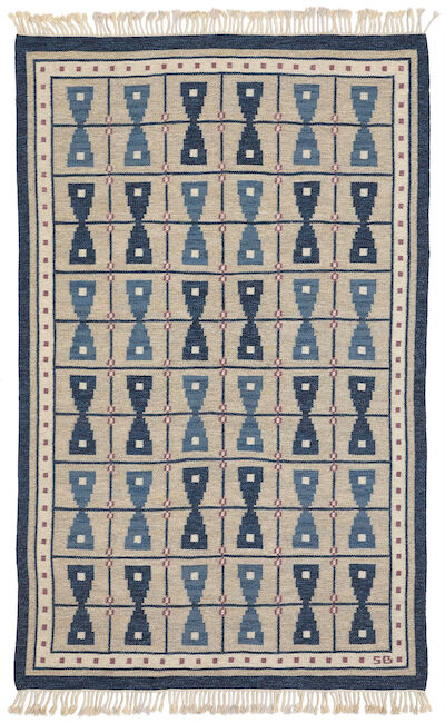 Sigvard Bernadotte: "Timglas". Handwoven wool carpet in "rölakan" flatweave technique. Pattern in shades of purple and blue on grey base. L. 304 cm. W. 188 cm. "Timglas". Handwoven wool carpet in "rölakan" flatweave technique. Pattern in shades of purple and blue on grey base. Signed SB. This exampl