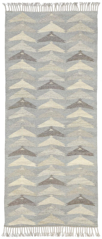 Ingrid Dessau: "Fågelsträck". Handwoven wool carpet. Pattern in shades of beige, brown and grey on light blue base. "Fågelsträck". Handwoven wool carpet. Pattern in shades of beige, brown and grey on light blue base. Signed ID, KLH. Made ca. 1940-50s by Kristianstad Läns Hemslöjd, Sweden. L. 278 cm.