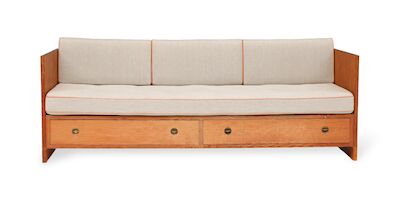 Børge Mogensen: "Boligens Byggeskabe". Oregon pine box bed with two underlying drawers with brass handles. Seat and back upholstered with canvas. "Boligens Byggeskabe". Oregon pine box bed with two underlying drawers with brass handles. Seat and back upholstered with light canvas fitted with leather