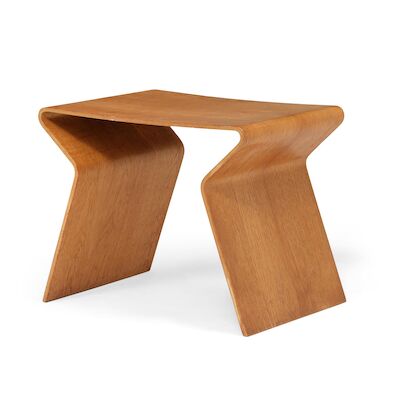 Grete Jalk: Side table of curved oak. Model 5-2. Curved oak side table. Model 5-2. Manufactured by P. Jeppesen, Store Heddinge, 1960s. H. 37.5 cm.