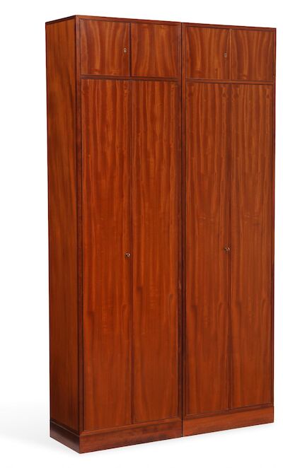 Danish cabinetmaker: A pair of freestanding mahogany wardrobes with profiled edges. Front with four doors. (2) A pair of freestanding mahogany wardrobes with profiled edges. Front with two large doors and two smaller ones, behind which are compartments and shelves. Made in the 1950s-60s. H. 212 cm. 