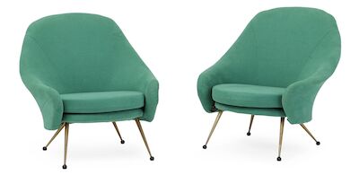 Marco Zanuso: "Martingala". A pair of easy chairs with tapering brass legs. Upholstered with green fabric. (2) "Martingala". A pair of easy chairs with tapering brass legs with round, black "shoes". Sides, back, and circular seat cushion upholstered with green fabric. Back with belt with brass butto