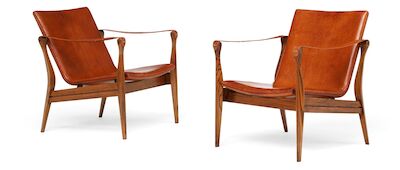Karen og Ebbe Clemmensen: A pair of ashwood easy chairs. Upholstered with patinated Niger leather. (2) A pair of ashwood easy chairs. Seat, back and armrests upholstered with patinated Niger leather. Model 4305. Designed 1959. Manufactured by Fritz Hansen. (2)