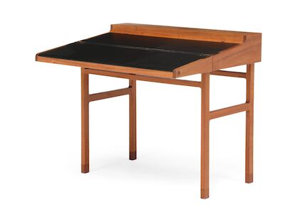 Ejner Larsen & Aksel Bender Madsen: Mahogany writing desk with hinged top and handle of rosewood. Writing leaf lined with black leather. Mahogany writing desk with hinged top and handle of rosewood. Writing leaf with black leather. Model 2084. Designed 1952. Made by cabinetmaker Willy Beck, 1950s. H