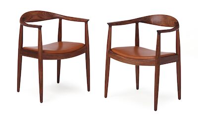 Hans J. Wegner: "The Chair". A pair of walnutwood armchairs. Seat upholstered with brown, coloured leather from Sørensen leather. (2) "The Chair". A pair of armchairs in walnut. Seat upholstered with brown, coloured leather from Sørensen leather. Model PP 503. Manufactured by PP Møbler. (2)