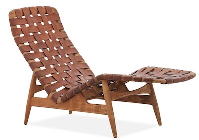 Arne Vodder: Chaise longue with beech frame. Seat and back with woven patinated full grain leather straps. L. 148 cm. Chaise longue with beech frame. Seat and back with woven patinated full grain leather straps. Manufactured by Bovirke. 1950s. L. 148 cm.