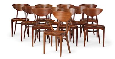 Richard Jensen & Kjærulff Rasmussen: Eleven teak chairs with solid seats, including one armchair. (11) Eleven teak chairs with solid seats, including one armchair. Back and upper part of front legs with visible, round dowels. Manufactured by A. Hansen & Søn, 1950s. (11)
