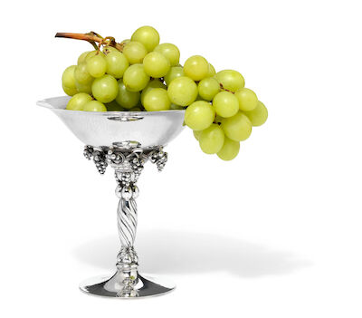 Georg Jensen: A sterling silver grape tazza with hammered surface. H. 18.7-19.1 cm. A sterling silver grape tazza with hammered surface. Spiral fluted stem and circular foot. Georg Jensen 1925-1932. Design no. 263 B. Designed 1918. Weight 565 g. H. 18.7-19.1 cm. Diam. 18-18.2 cm.
