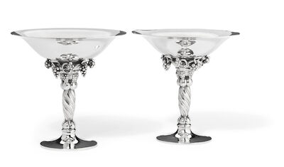 Georg Jensen: Two small sterling silver grape tazzas with hammered surface. H. 12.7 and 13 cm. (2) Two small sterling silver grape tazzas with hammered surface. Spiral fluted stem and circular foot. Georg Jensen 1933-1944 and 1945-1977. Design no. 263 A. Desigend 1918. Total weight 501 g. H. max. re