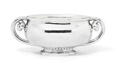 Georg Jensen: An oval sterling silver jardiniere with lightly hammered surface. L. 35.5 cm. An oval sterling silver jardiniere with lightly hammered surface. Semicircular handles with fruits, foot with curved rim. Georg Jensen 1927-1932. Design no. 501. Designed 1927. Weight 1460 g. H. 14 cm. W. 20 