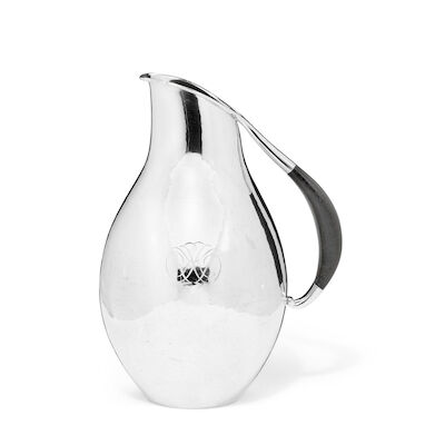 Johan Rohde: A sterling silver pitcher with hammered surface and ebony handle. H. 22. A sterling silver pitcher with hammered surface and ebony handle. Georg Jensen 1945-1951. Design no. 655. Weight 592 g. H. 22.