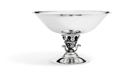 Johan Rohde: A large sterling silver tazza with hammered surface. H. 19-19.4 cm. A large sterling silver tazza with hammered surface. Openwork stem with stylized foliage and beads. Georg Jensen anno 1919. Design no. 184. Weight 1224 g. H. 19-19.4 cm. Diam. 30.5 cm.