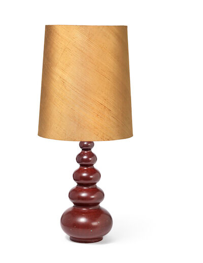 Axel Salto: A tall stoneware table lamp. Decorated with oxblood glaze. H. 42./65 cm. A tall stoneware table lamp. Decorated with oxblood glaze. Signed SALTO. Royal Copenhagen. Made 1969-1974. Designed 1944. H. excl. socket 42 cm. H. incl. shade holder 65 cm.